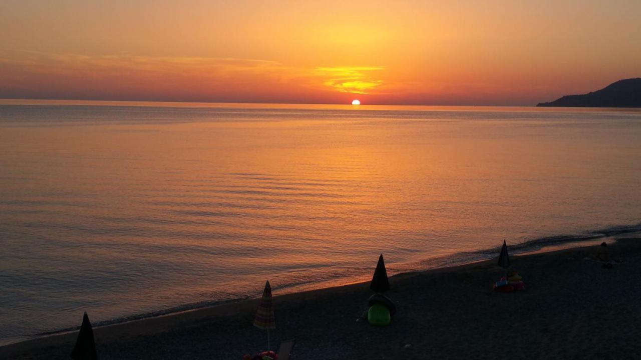 A Due Passi Dal Mare Bed & Breakfast Acquappesa Exterior photo
